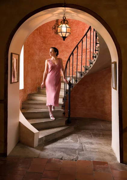 Hermosa Mujer Auténtico Vestido Retro Flapper Años Veinte Diadema Caminando —  Fotos de Stock