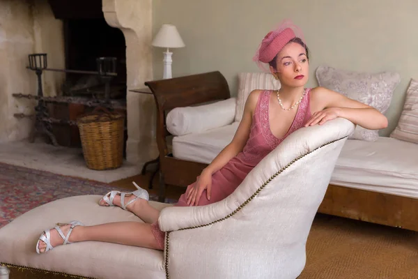 Чувственная Женщина 1920 Годов Розовом Платье Сидящая Старинном Шезлонге Кресле — стоковое фото