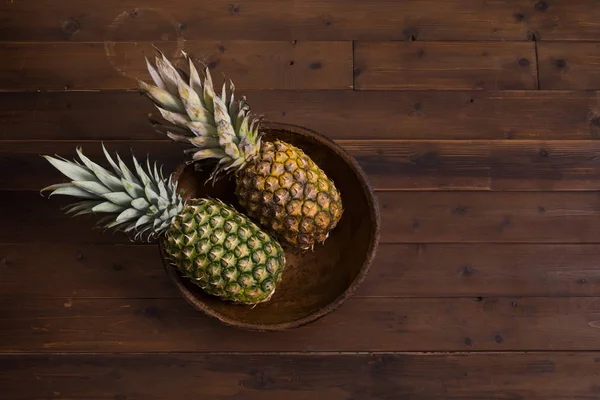 Bodegón Oscuro Con Piñas Frescas Sobre Una Mesa Madera Antigua — Foto de Stock