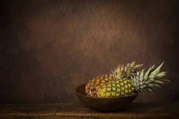 Antik Ahşap Bir Masada Taze Ananaslarla Karanlık Durgun Bir Hayat — Stok fotoğraf