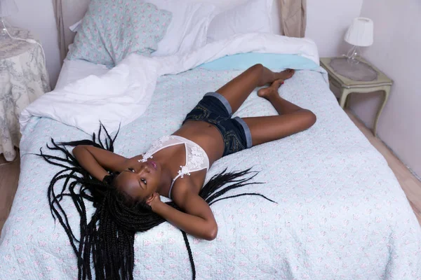 Όμορφη Αφρικανή Γυναίκα Μακριά Κοτσίδα Χαλαρώνει Στο Κρεβάτι Της Πρωί — Φωτογραφία Αρχείου