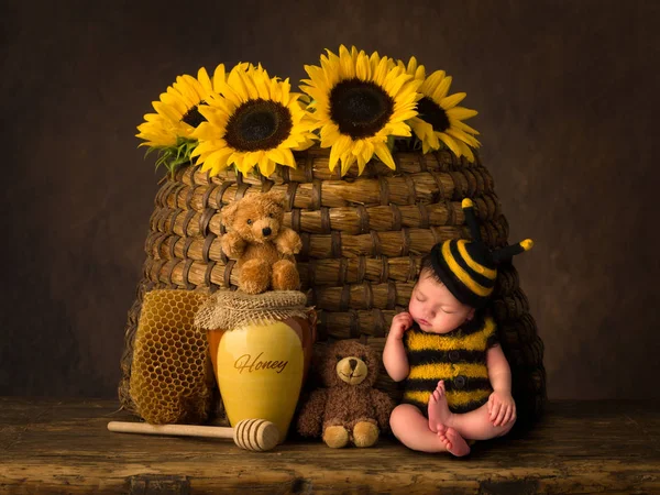 Sleepy Schattige Baby Bee Outfit Rust Tegen Een Antieke Bijenkorf — Stockfoto