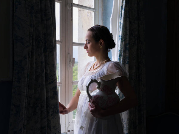 Винтажная дама у окна
