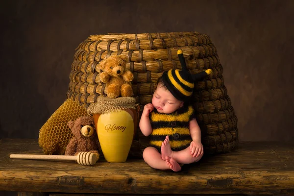 Slaperige baby Bee — Stockfoto