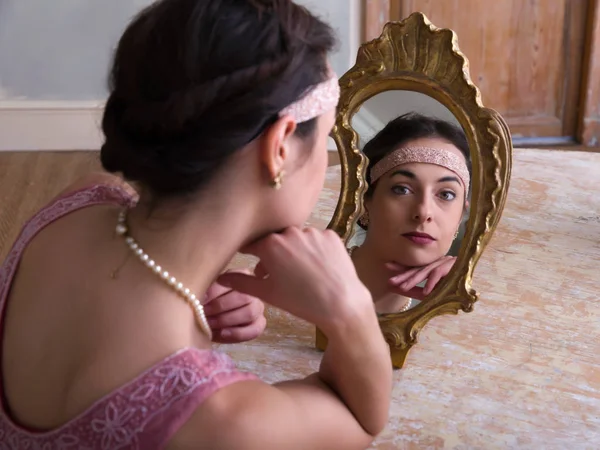 Antieke spiegel en stijlvolle dame — Stockfoto
