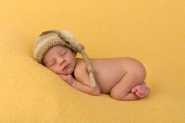 Bebê recém-nascido com chapéu de malha — Fotografia de Stock