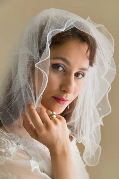 Mosolygós menyasszony játszik vele fátylat — Stock Fotó