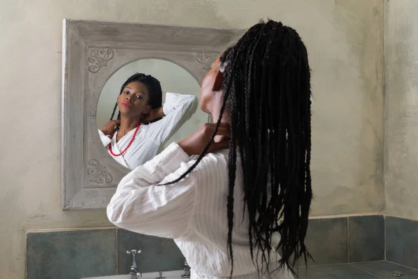 Jovem mulher na frente do espelho — Fotografia de Stock