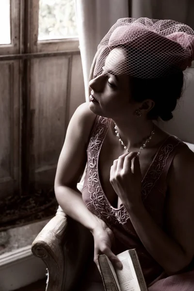 1920s woman in dark room — Stock Photo, Image