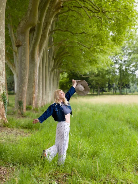 Cheerful woman in countryside — Stock Photo, Image