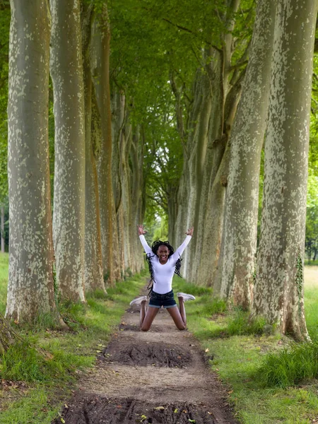 Salto feliz na floresta — Fotografia de Stock