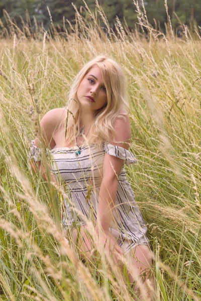 Sexy blondýna na louce — Stock fotografie