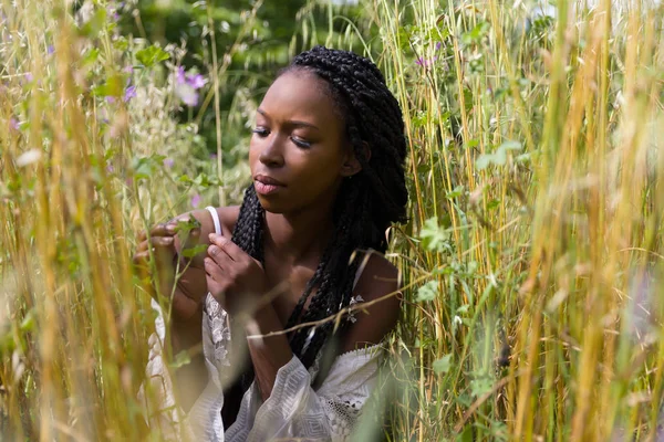 Pretty young woman in high grass — Stock Photo, Image