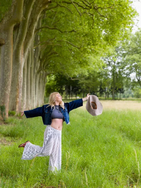 Femme dansant dans la prairie — Photo