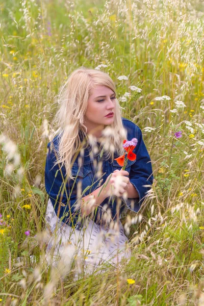 Hübsche blonde Frau mit Mohn — Stockfoto