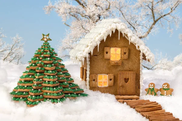 Paesaggio di neve con casa di pan di zenzero commestibile — Foto Stock