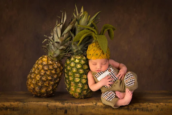 Baby slapen met ananassen — Stockfoto