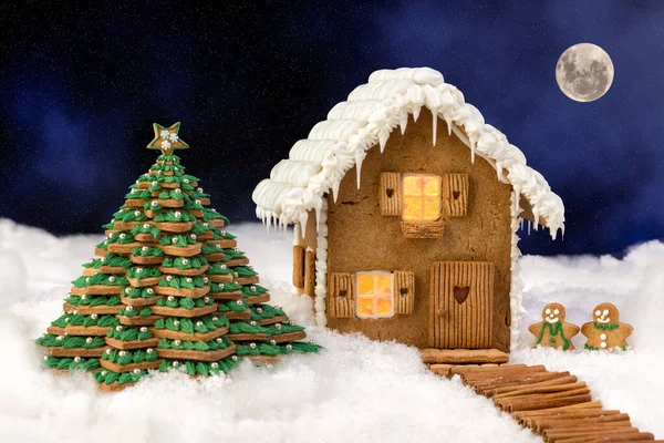 Night scene with edible gingerbread house and cookie christmas t — Stock Photo, Image