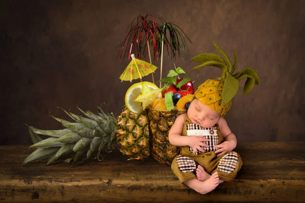Küçük bebek ve meyve kokteyli. — Stok fotoğraf