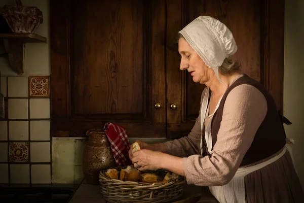 古いマスタースタイルのルネサンスの肖像画は アンティークキッチンで食べ物を準備女性 — ストック写真