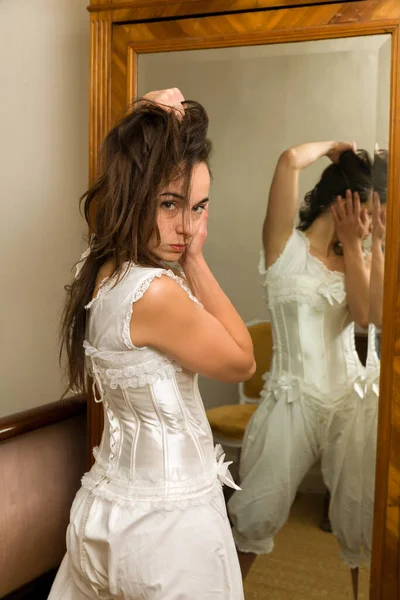 Femme Sous Vêtements Victoriens Bloomers Corset Dentelle Regardant Dans Miroir — Photo