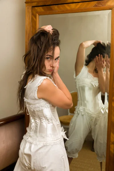 Mujer Ropa Interior Victoriana Florecientes Corsé Encaje Mirando Espejo Antiguo — Foto de Stock