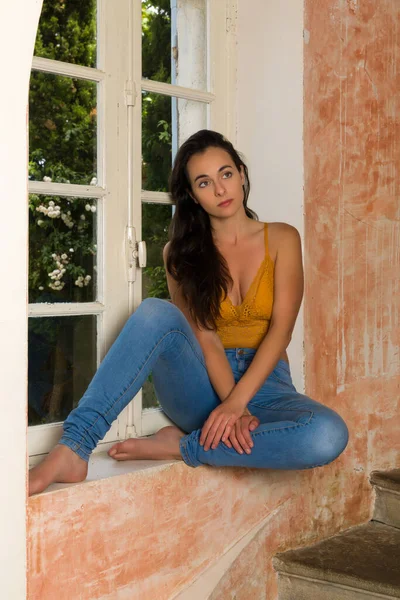 Sexig Ung Kvinna Jeans Och Spets Underkläder Sitter Ett Fönster — Stockfoto