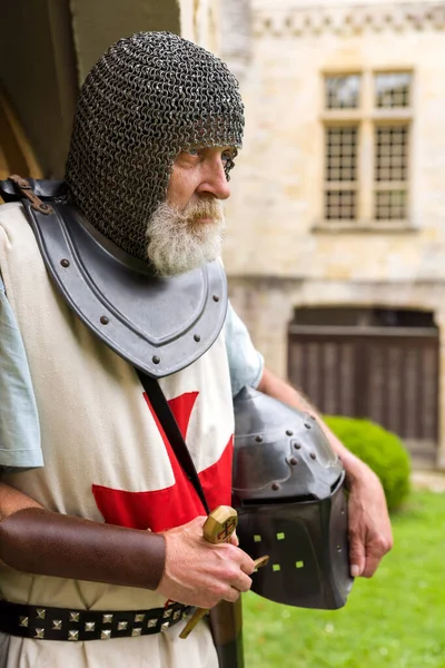 Outdoor Pose Eines Mannes Authentischen Templerkostüm Oder Kreuzritterkostüm Vor Dem — Stockfoto