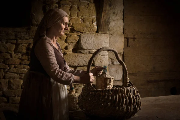 Žena Středověkých Rolnických Šatech Kontroluje Svůj Potravinový Koš Sklepích Majetku — Stock fotografie