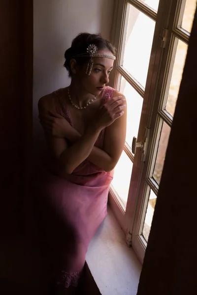 Όμορφη Γυναίκα Αυθεντικό Ρετρό Δεκαετία Του Φλάπερ Φόρεμα Και Κεφαλόδεσμο — Φωτογραφία Αρχείου