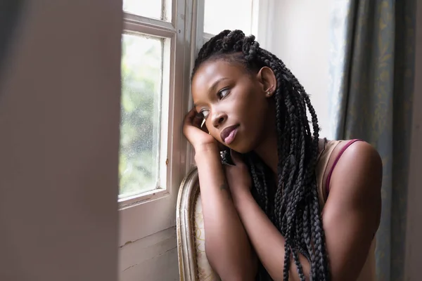 Hermosa Mujer Camisón Puro Mirando Por Una Ventana Con Retroiluminación — Foto de Stock