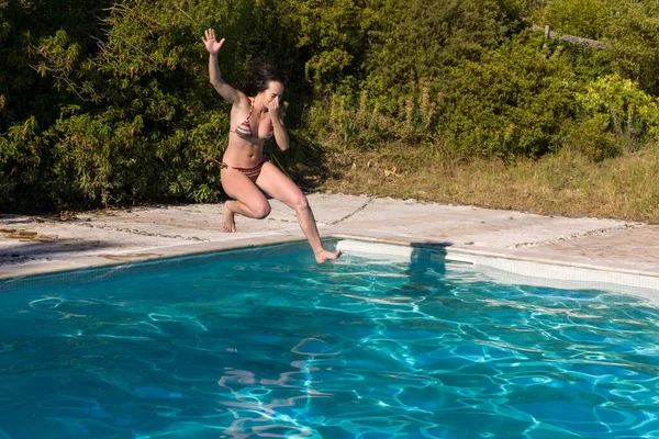 Mulher Bonita Biquíni Azul Divertindo Torno Uma Piscina Verão — Fotografia de Stock