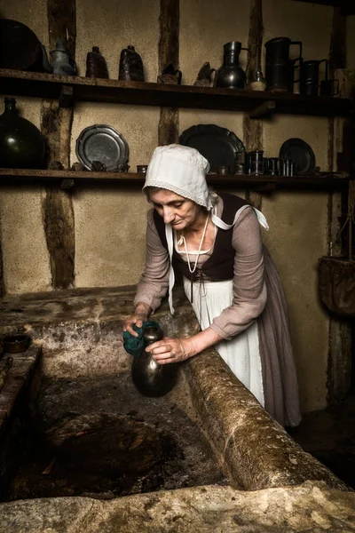 Mulher Vestida Camponesa Medieval Trabalhando Uma Cozinha Autêntica Castelo Francês — Fotografia de Stock