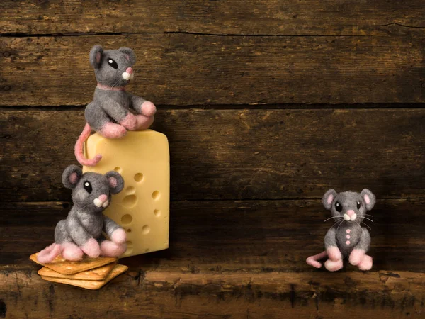 带有奶酪和三只填充小鼠的古木架合成图像的数字背景 — 图库照片
