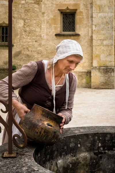 Kvinna Historisk Outfit Arbetar Vid Gammal Vattenbrunn Fransk Medeltida Slott — Stockfoto