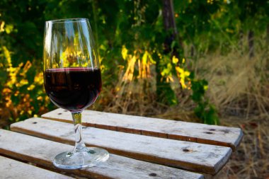 içinde üzüm şarap