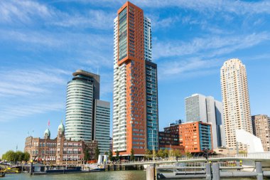 Rotterdam, Hollanda, Eylül 2019: Gökdelenleri, Landverhuizersplein, Montevideo Kulesi, Rijnhavenbrug ve ünlü otel New York ile Wilhelminapier 'e bakın