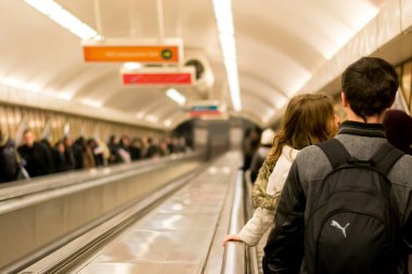 Budapeşte Macaristan: İnsanlar, banliyö halkı, Budapeşte 'de kalabalık ve kalabalık bir metro ya da metro istasyonunun yürüyen merdivenlerine binerek tren raylarına doğru yol alıyorlar. İş çıkışı.
