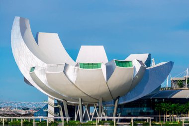 Singapur, Mayıs 2012: Açık mavi gökyüzünde Sanat Bilimleri Müzesi 'nin nilüfer çiçeği mimarisi üzerine görüş