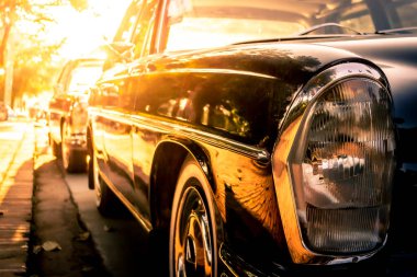 Mercedes Benz W114, / 8 'in yan görüntüsü, saat 8' de ya da Strich Acht, Luang Prabang sokaklarında altın saat ya da gün batımında.