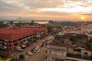 Laos 'taki Pakse şehrinin gece manzarası ve ufuk çizgisi