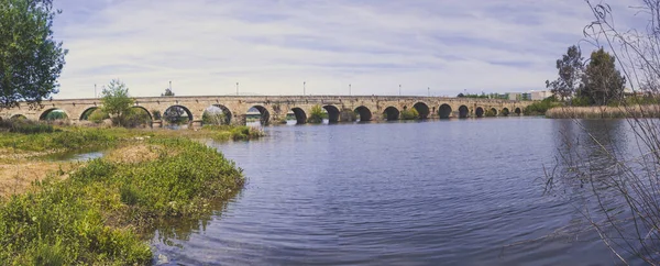 Panorámás Kilátás Történelmi Római Hídra Puente Romano Guadiana Folyóra Meridában — Stock Fotó