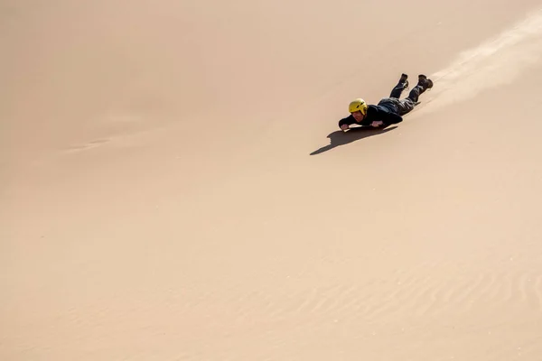 Hombre Deslizándose Sobre Una Tabla Sandboarding Las Dunas Namibia — Foto de Stock