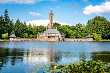 Hoge Veluwe, Hollanda, Haziran 2020: Göl manzaralı ve Kroller-Muller evi Jachthuis Sint Hubertus