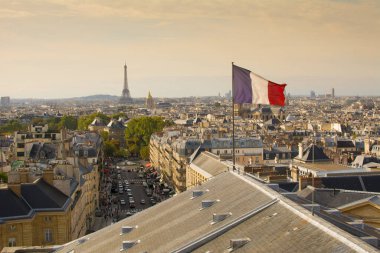 Paris, Fransa, Pantheon 'dan gökyüzü ve şehir manzarası, önplanda dalgalanan Fransız bayrağı