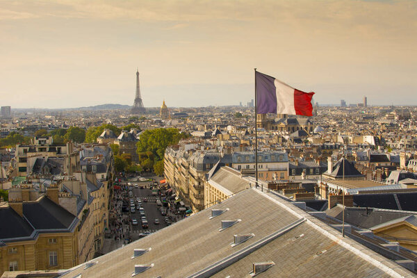 Париж, Франция, вид на горизонт и городской пейзаж с Пантеона, французский флаг, размахивающий на переднем плане
