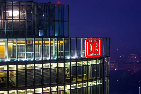 Berlin, Almanya, Şubat 2013: Deutsche Bahn, DB, ofis gece aydınlandı