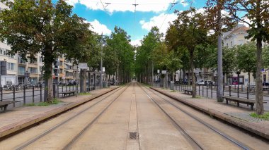 Antwerp, Belçika, Temmuz 2020: De Leien 'deki tramvay rayları