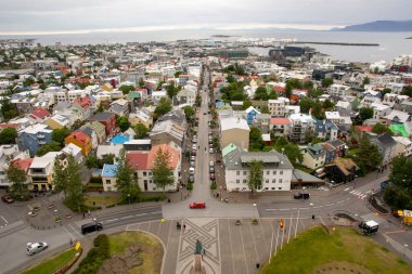 Reykjavik, İzlanda, Temmuz 2019: evler ve Skolavordustigur manzaralı gökyüzü ve şehir manzarası