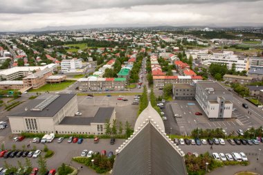 Reykjavik, İzlanda, Temmuz 2019: evler manzaralı gökyüzü ve şehir manzarası